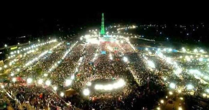 Massive Crowd Greets Imran Khan at Minare Pakistan Lahore