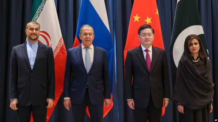 From left: Iranian Foreign Minister Hossein Amir-Abdollahian, Russian Foreign Minister Sergey Lavrov, Chinese Foreign Minister Qin Gang and Pakistani Minister of State for Foreign Affairs Hina Rabbani Khar in Samarkand, Uzbekistan, April 13, 2023.(Russian MFA via AP)