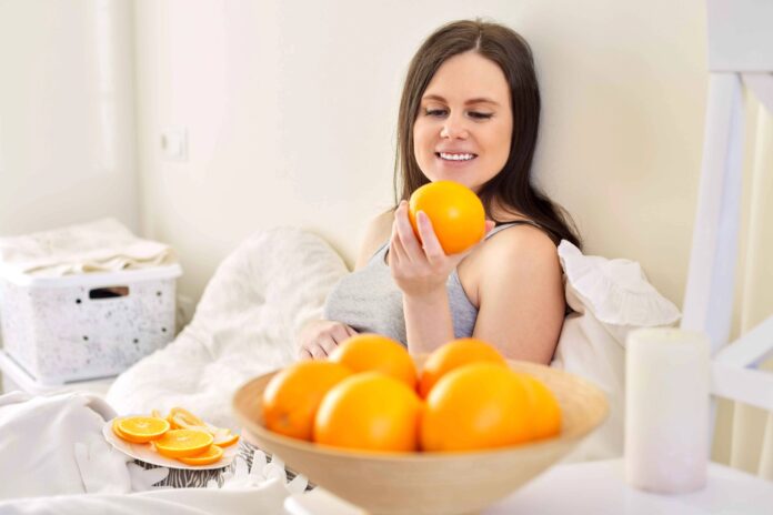 Eating oranges before bed benefits health